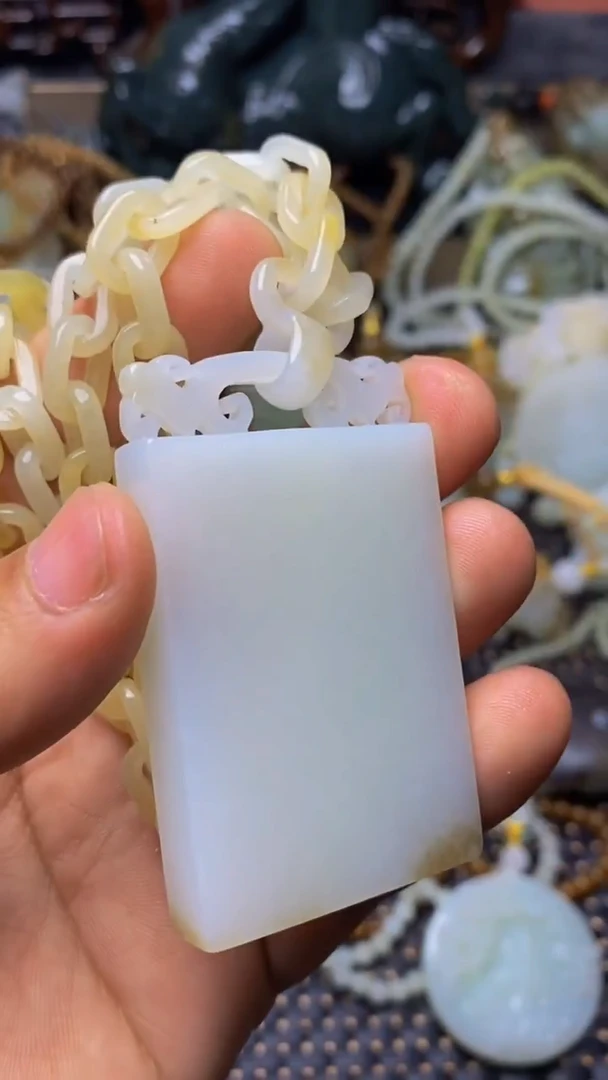 未镶嵌和田玉挂件多部分组成1