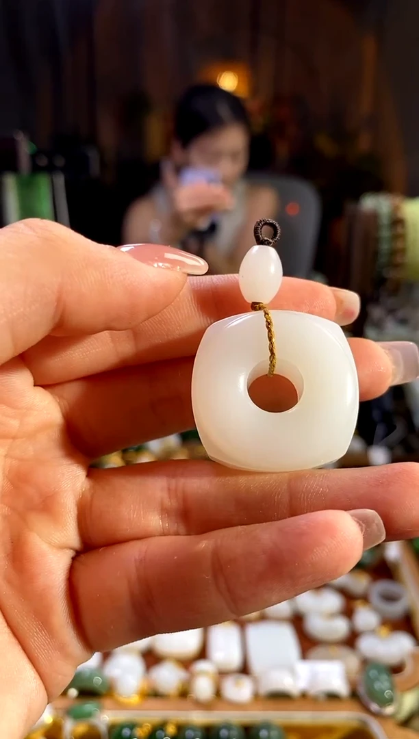 和田玉未镶嵌吊坠(赠链).