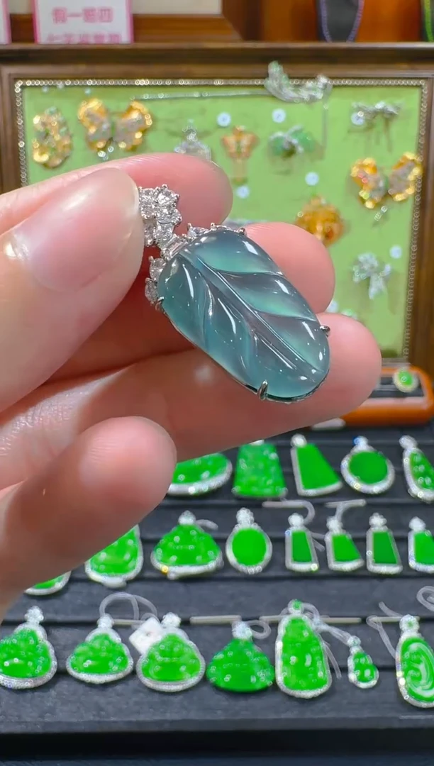 【闪购商品】翡翠吊坠(赠链)未镶嵌天然a货翡翠