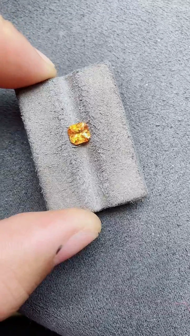 未镶嵌裸石石榴石（芬达石）1.18ct