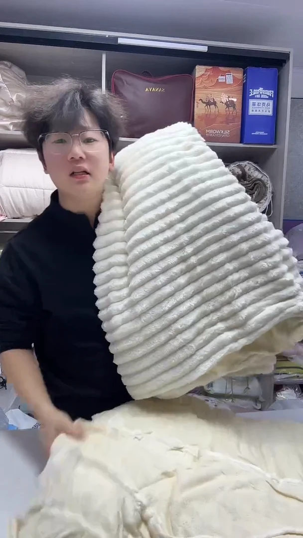 棉瑕疵米黄抽条兔毛绒四件套