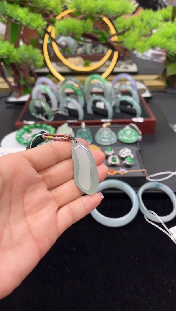 颈饰未镶嵌翡翠吊坠