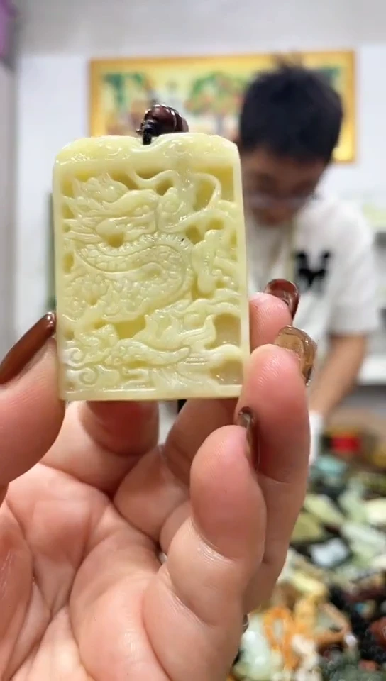 未镶嵌蛇纹石玉吊坠