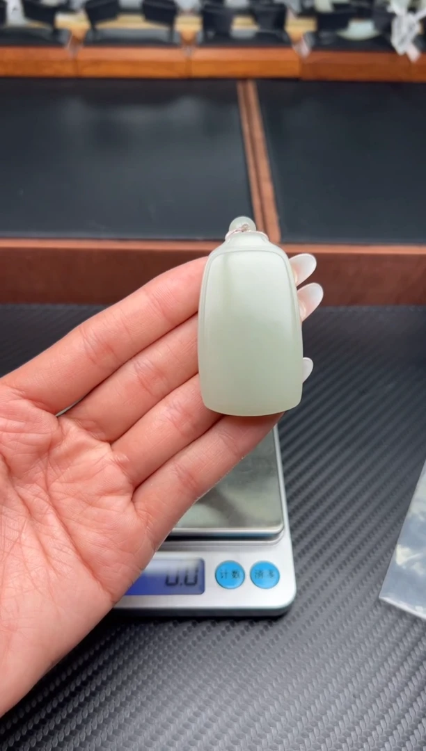 吊坠(赠链)未镶嵌和田玉且末微色差近矿吊坠K