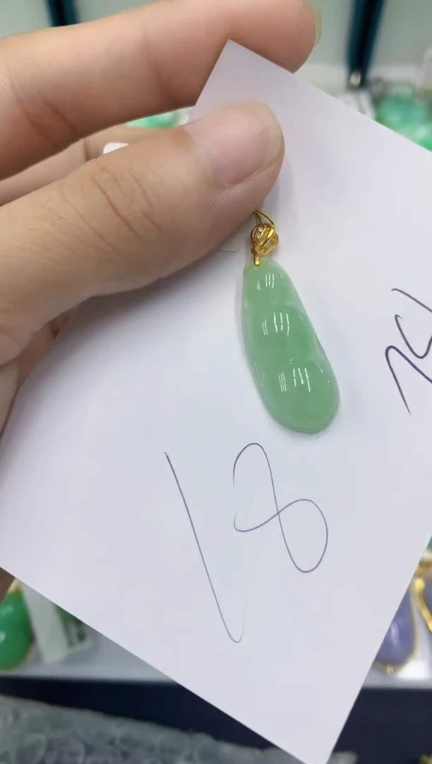 翡翠挂件未镶嵌翡翠