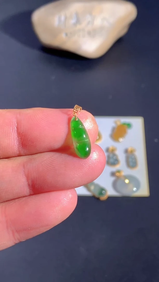 颈饰18K金镶嵌翡翠