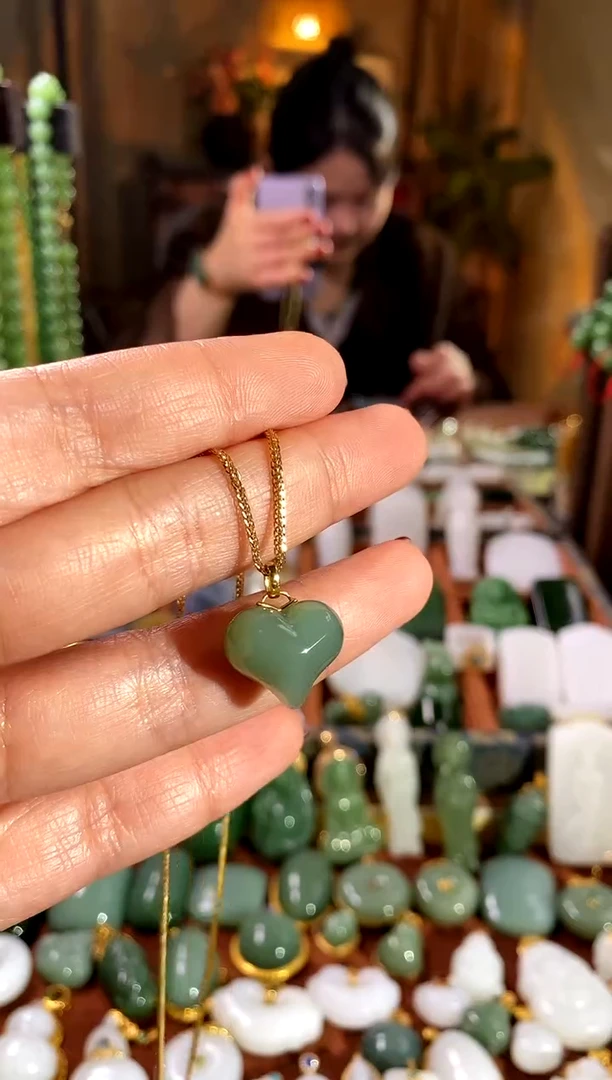 吊坠(赠链)18K金镶嵌和田玉.