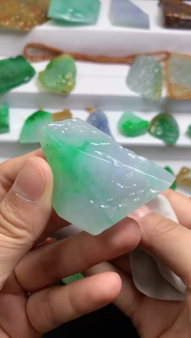 颈饰未镶嵌翡翠