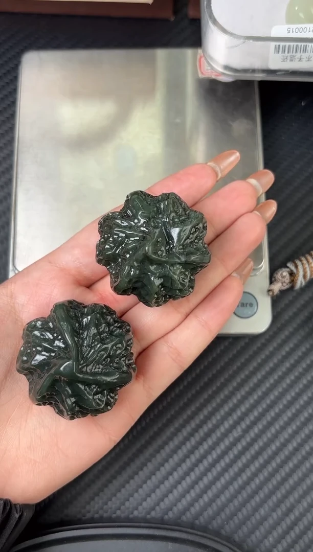 未镶嵌和田玉把件若羌微色差核桃一对