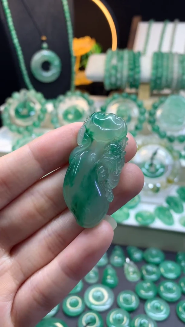 吊坠(不含链)未镶嵌石英质玉（非洲翠）宝宝龙如意