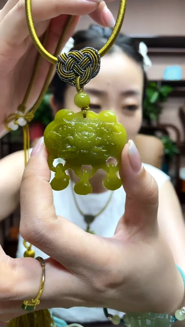 岫玉未镶嵌颈饰多样性发货发其中之一