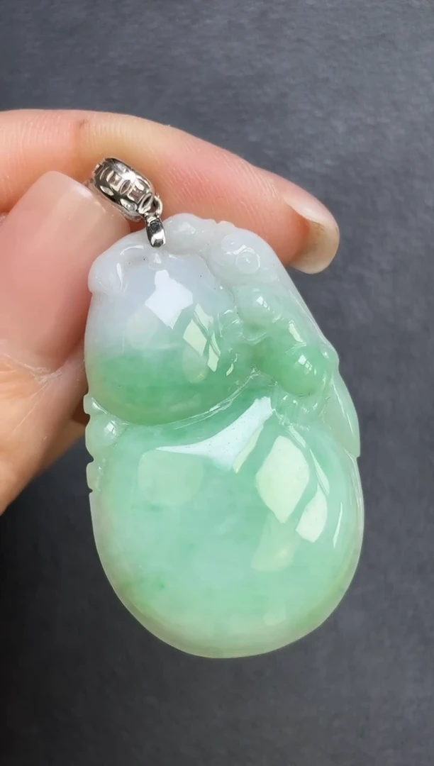 颈饰18K金镶嵌翡翠葫芦