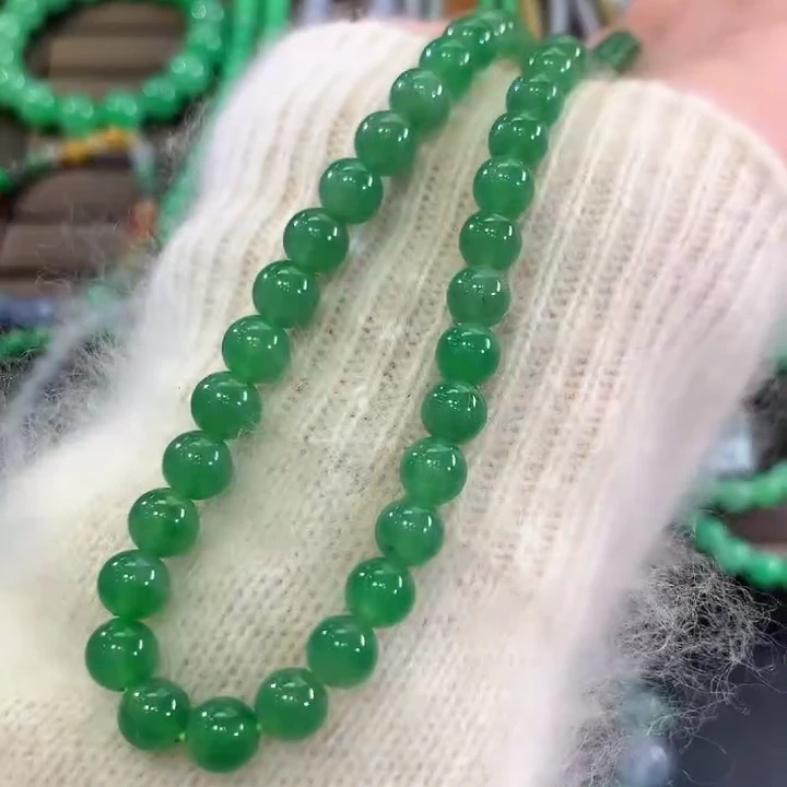 未镶嵌手串翡翠c82   总价：59800 定金：5000