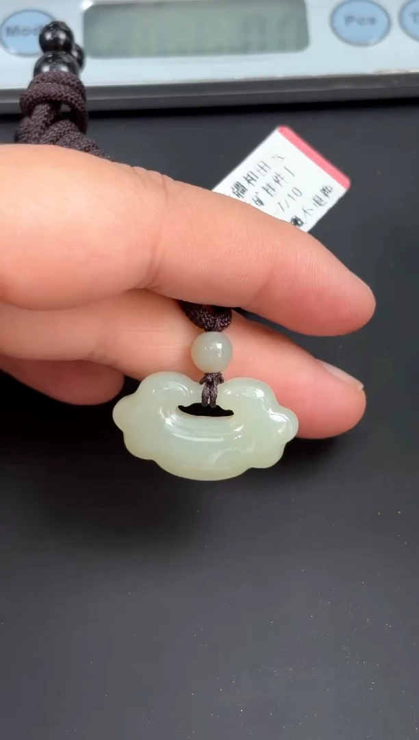 和田玉未镶嵌吊坠(赠链)且末微色差近矿吊坠