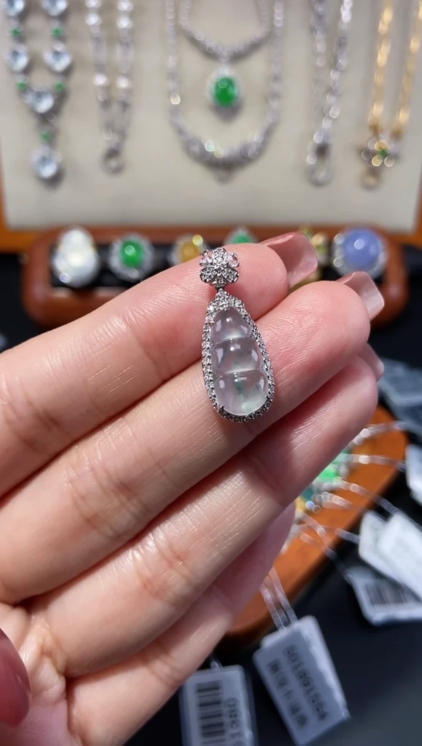 【闪购商品】翡翠颈饰18K金镶嵌吊坠