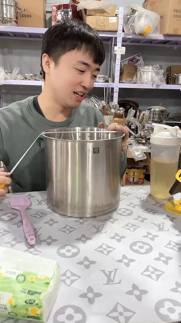 23.5直径无把手拉丝桶瑕疵