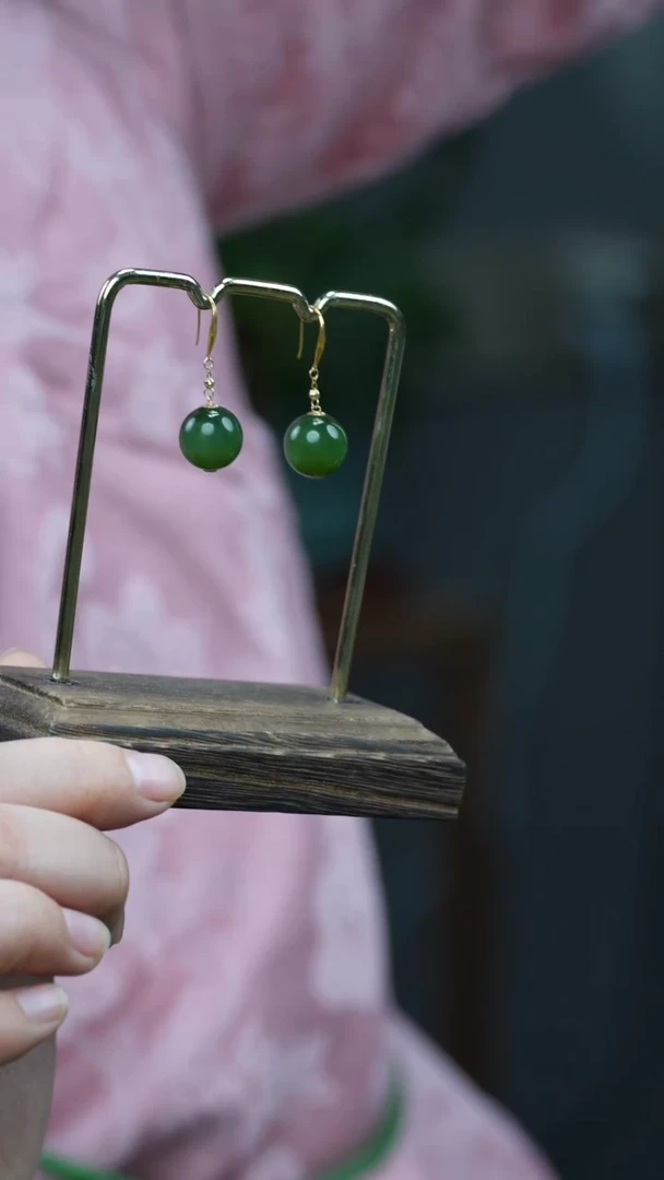 18K金镶嵌和田玉耳饰1