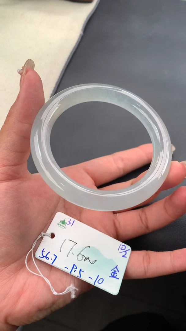 【闪购商品】翡翠手镯未镶嵌 #情人节#送礼，下单联系客服核对地址~