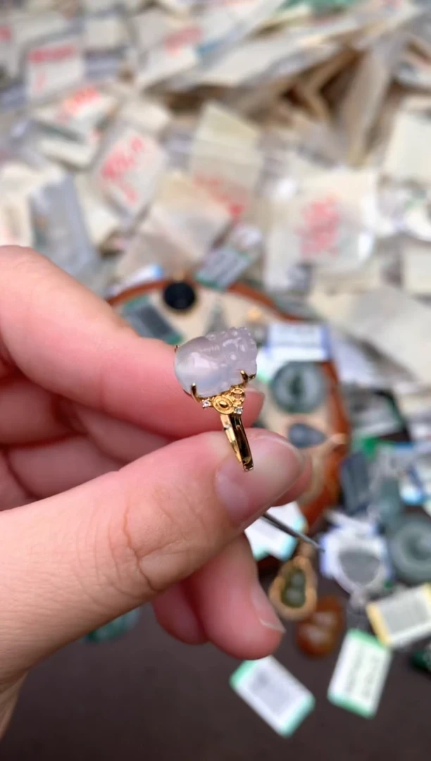 18K金镶嵌挂件翡翠 —