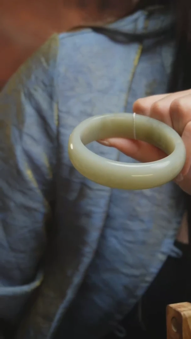 未镶嵌手镯和田玉山**逢N22