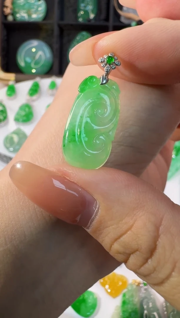 颈饰18K金镶嵌翡翠缅甸A货翡翠