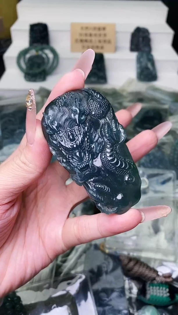 颈饰未镶嵌翡翠