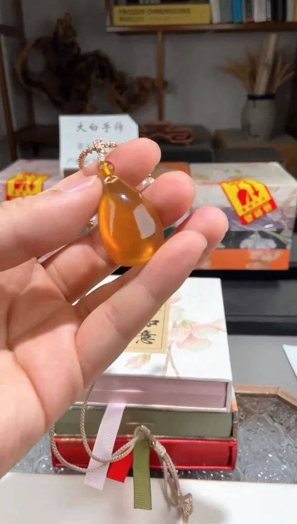 琥珀颈饰未镶嵌金棕珀随形吊坠