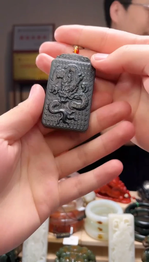 颈饰未镶嵌和田玉吊坠