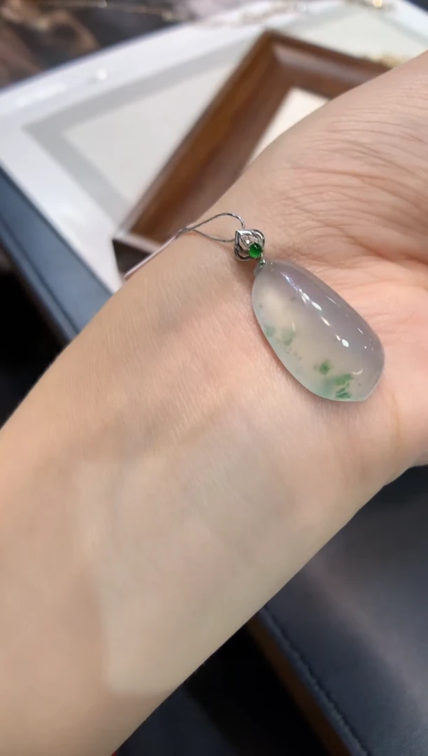 颈饰18K金镶嵌翡翠福瓜