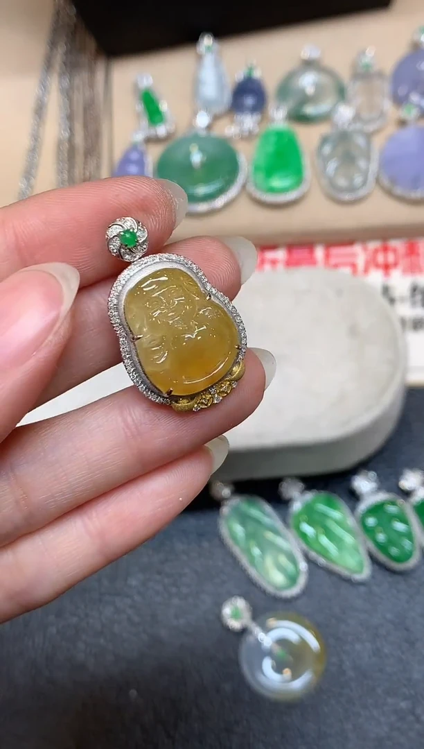 颈饰18K金镶嵌翡翠财神【无服务费