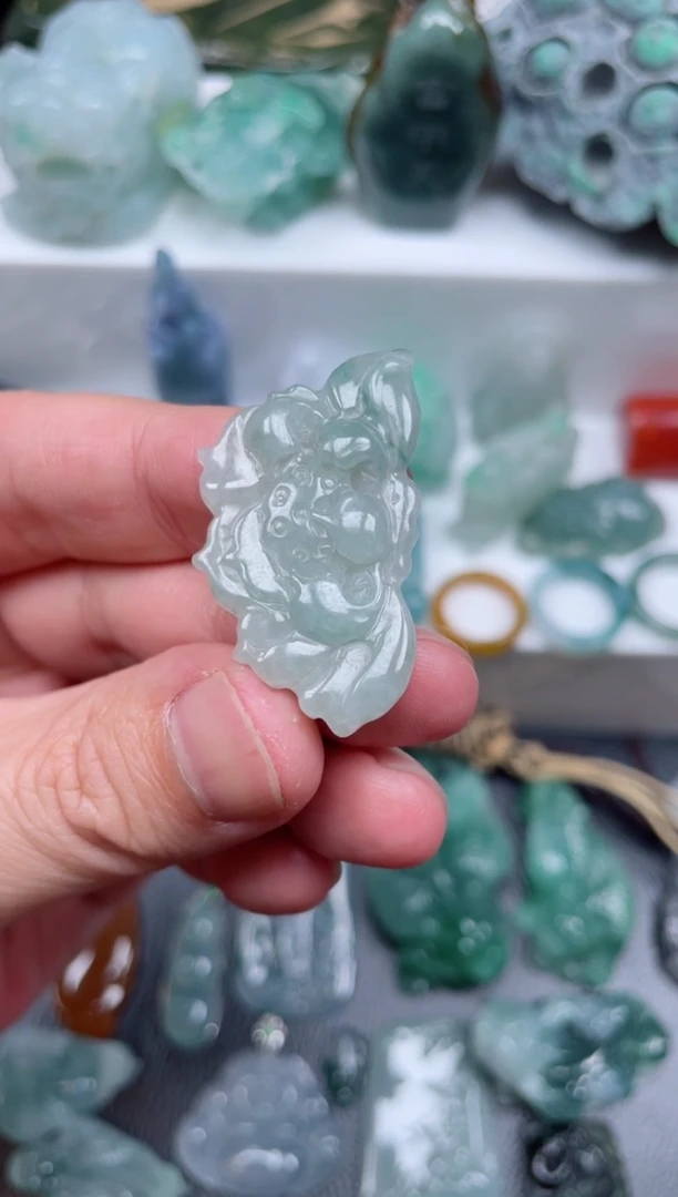 【闪购商品】翡翠颈饰未镶嵌花