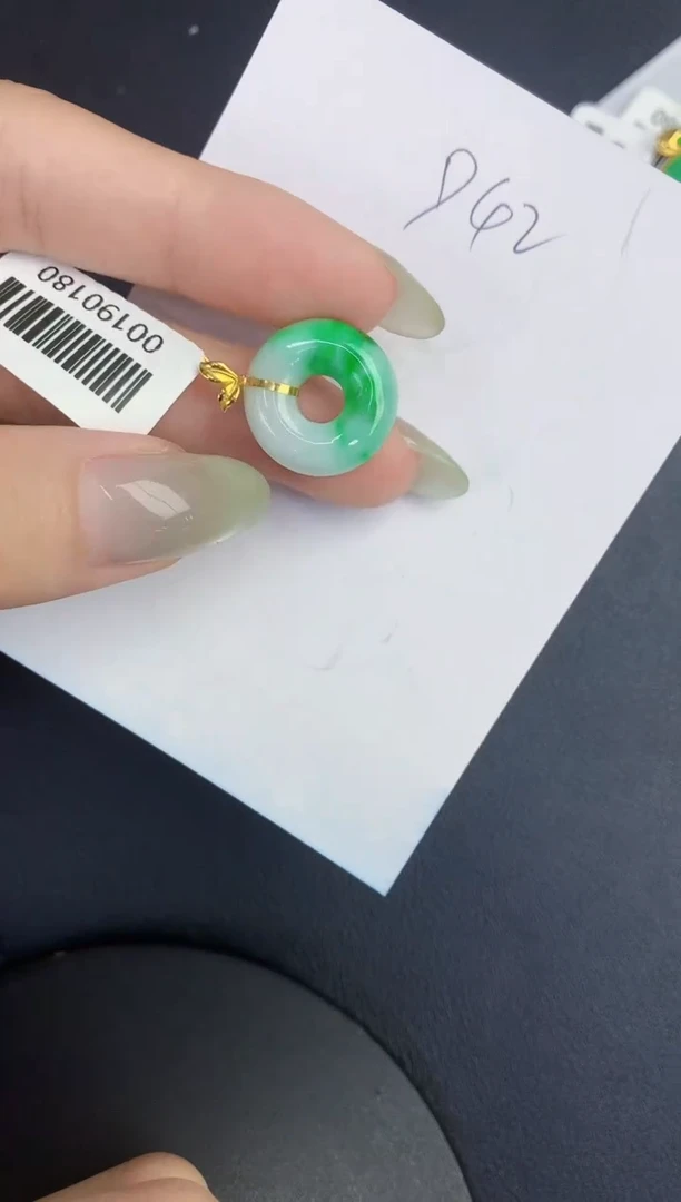 翡翠18K金镶嵌颈饰缅甸天然翡翠A货