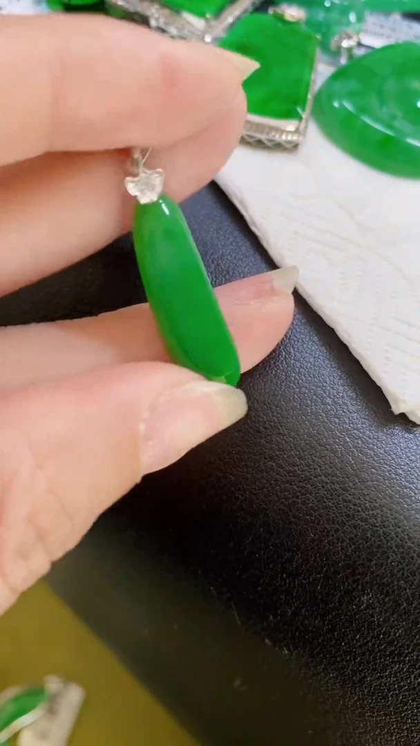 颈饰18K金镶嵌翡翠瓜