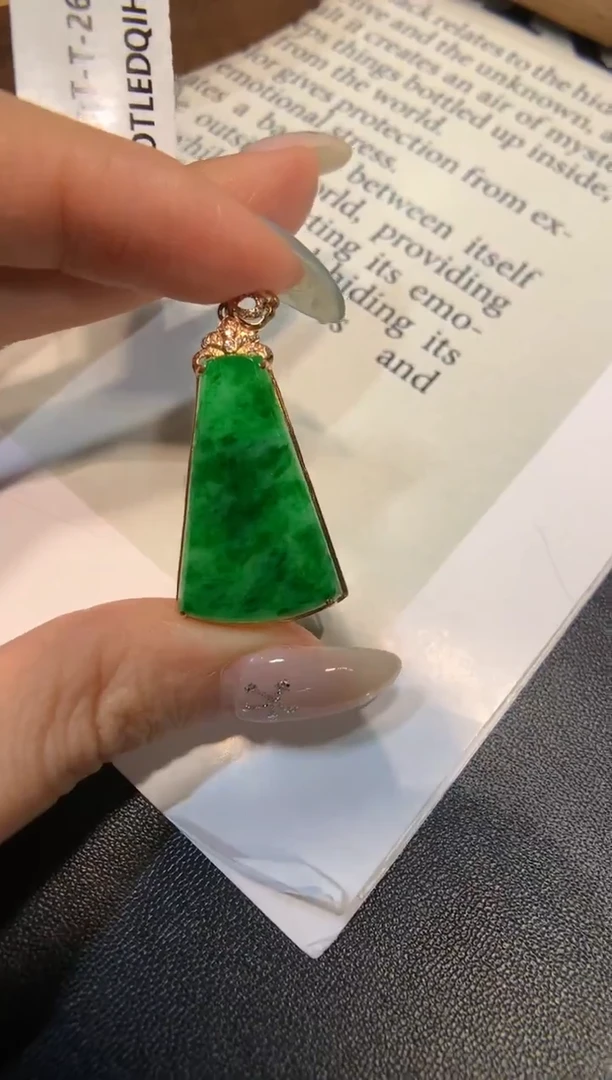 颈饰18K金镶嵌翡翠无事牌