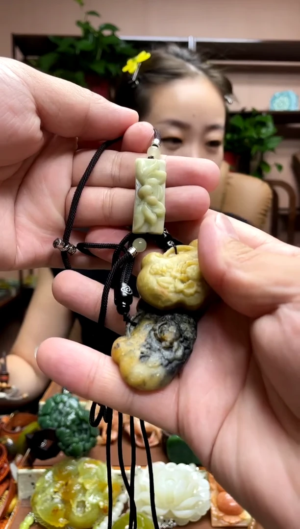 未镶嵌岫玉吊坠·瑕疵