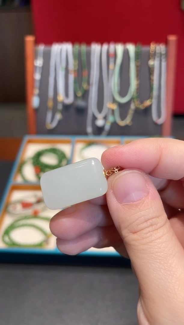 颈饰18K金镶嵌和田玉无事牌