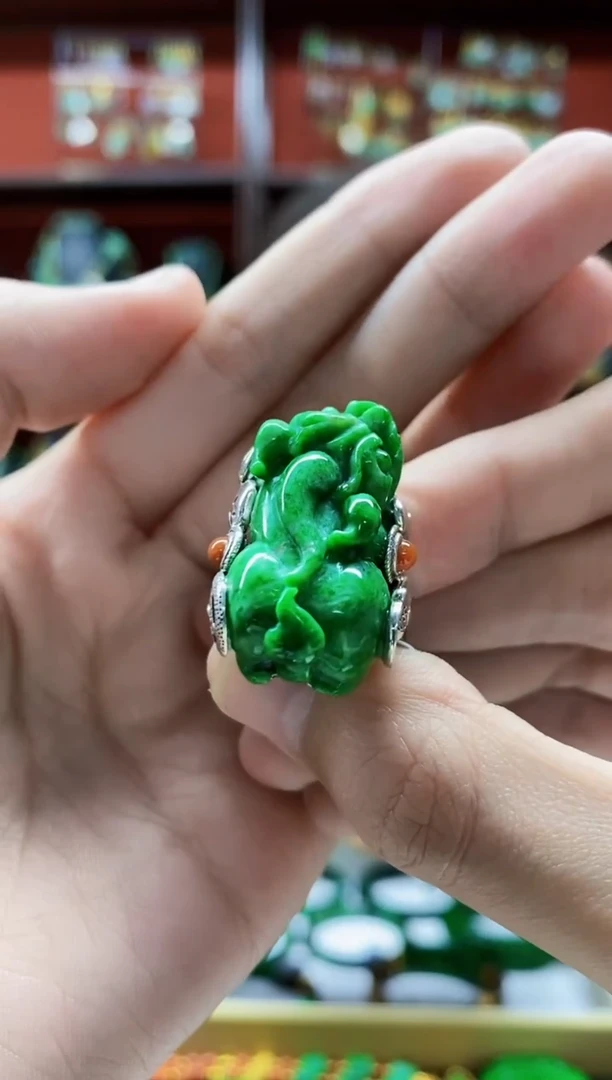 颈饰未镶嵌翡翠戒指