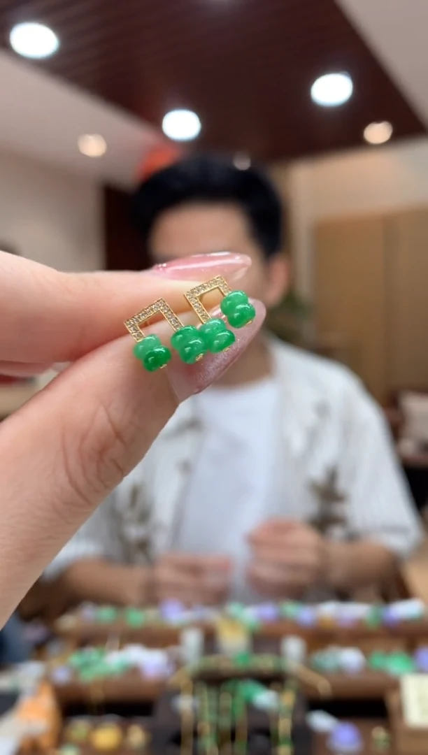翡翠18K金镶嵌耳饰耳钉