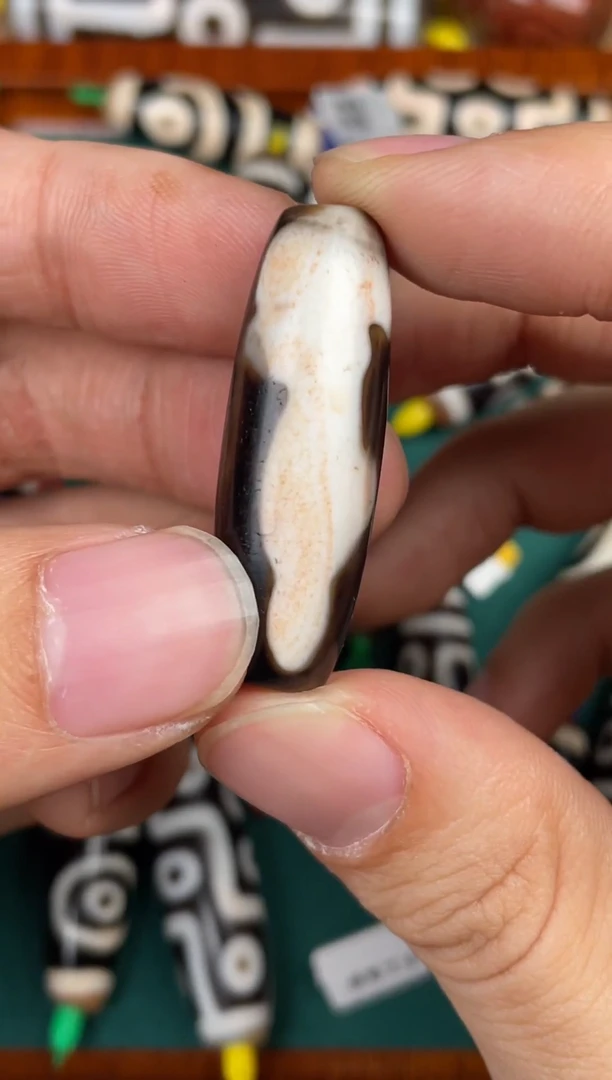 玛瑙/玉髓裸珠有蓝有纹 37.2*12.3mm 行运观音图腾天珠