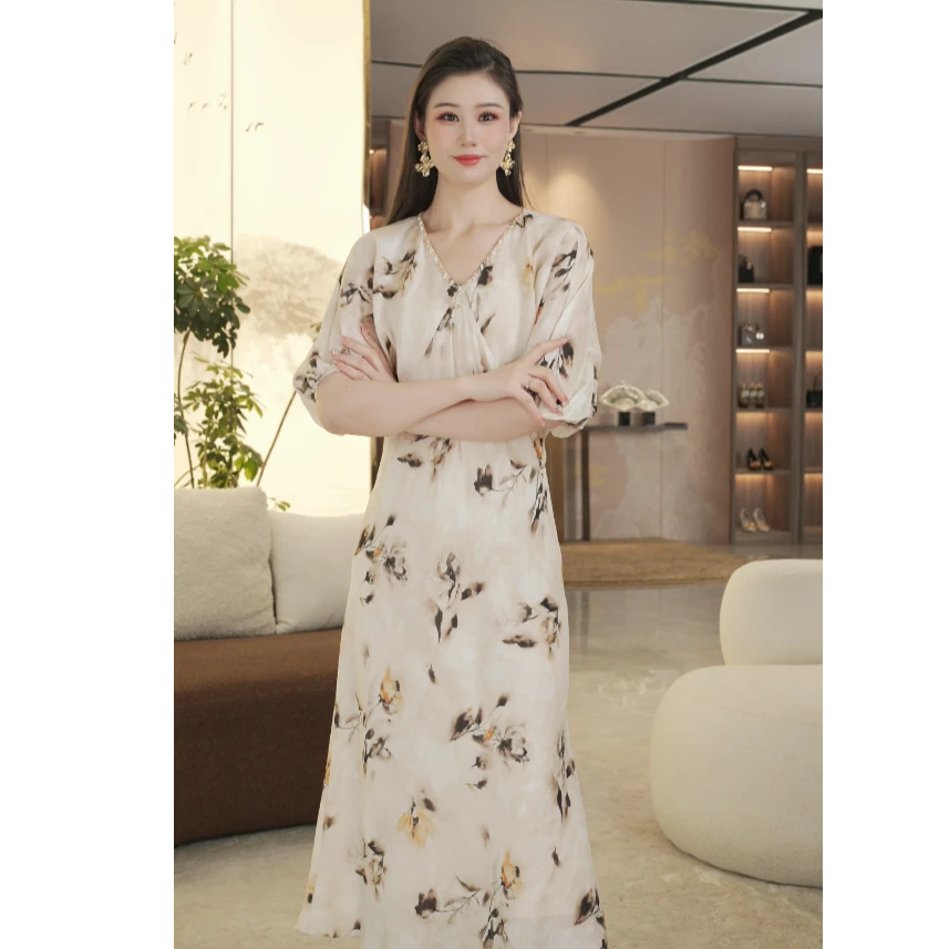 2025夏季新款法式复古V领质显瘦连衣裙