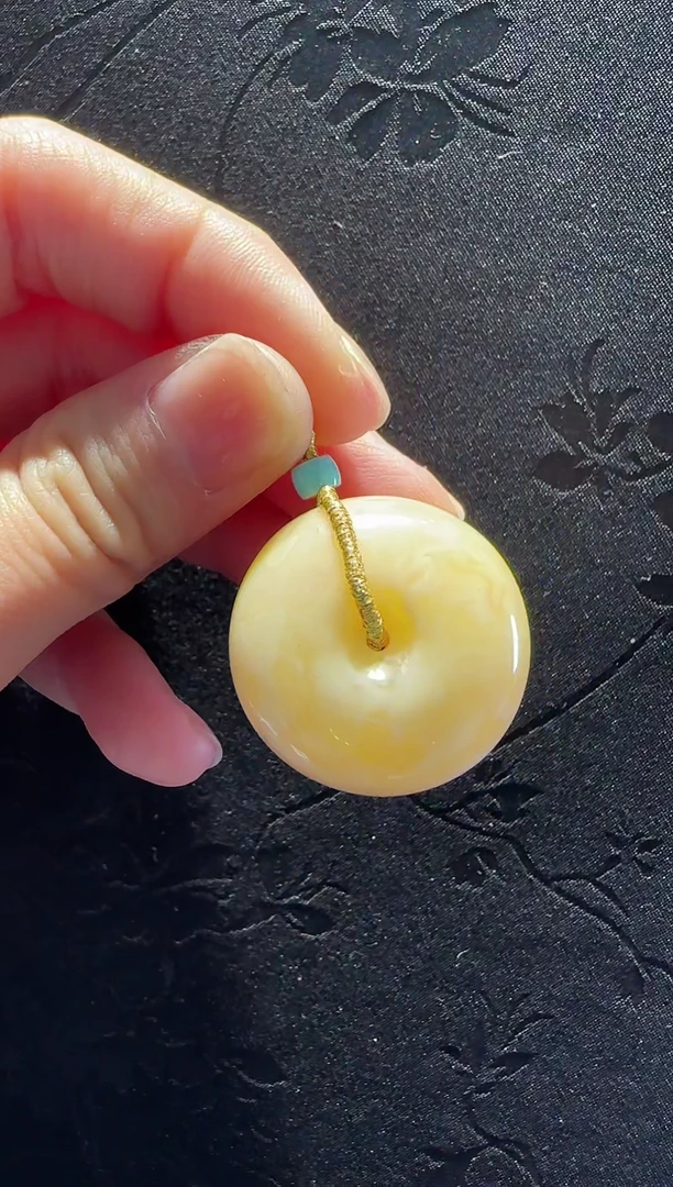 蜜蜡颈饰18K金镶嵌平安扣