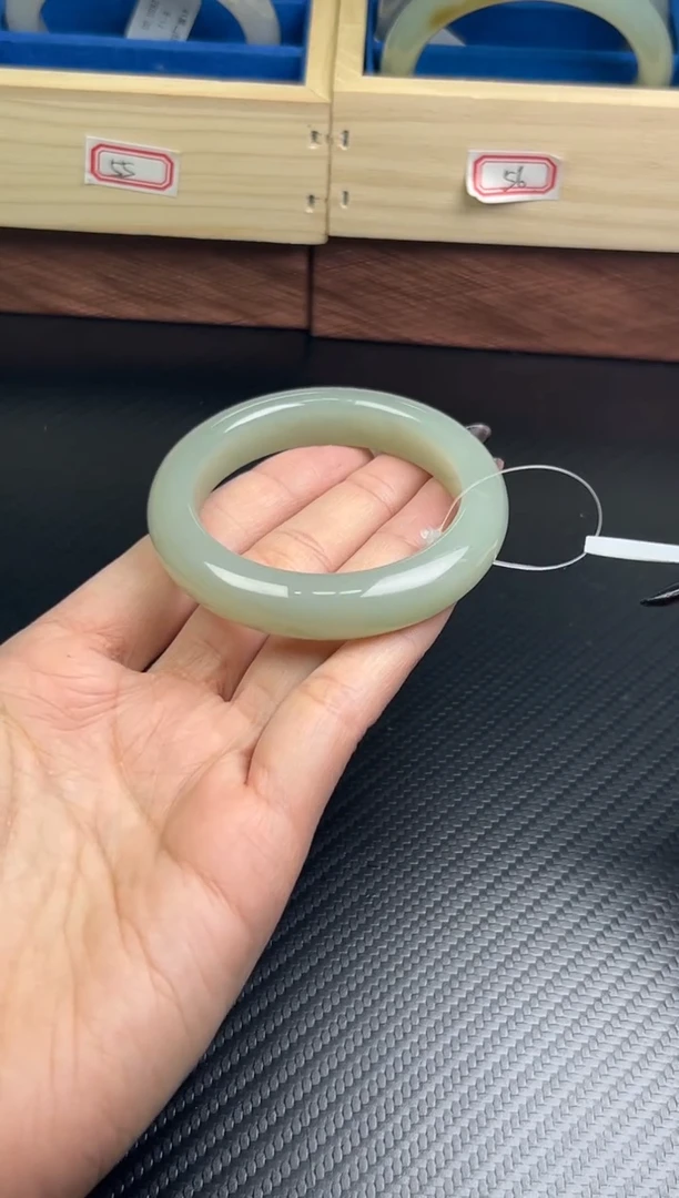 未镶嵌手镯和田玉且末近矿微色差50+M