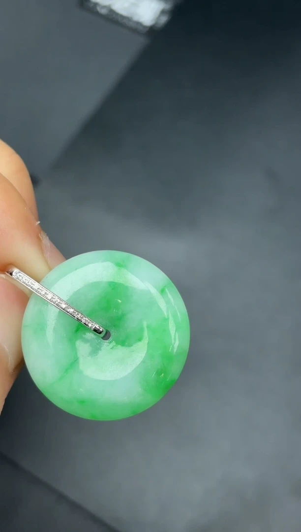 颈饰18K金镶嵌翡翠平安扣