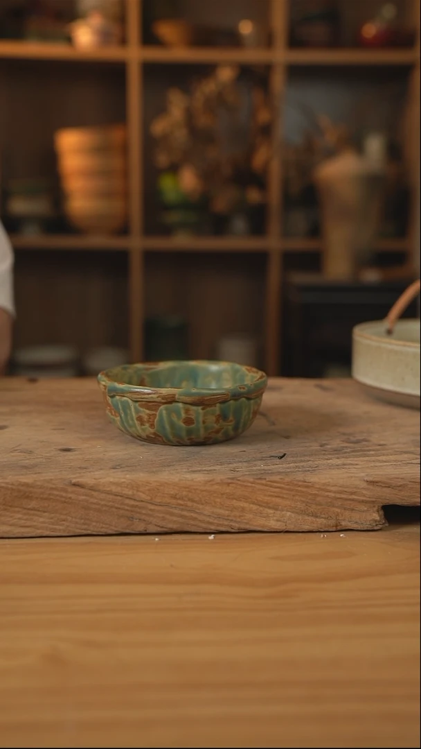 黄绿色的蛋糕米饭碗