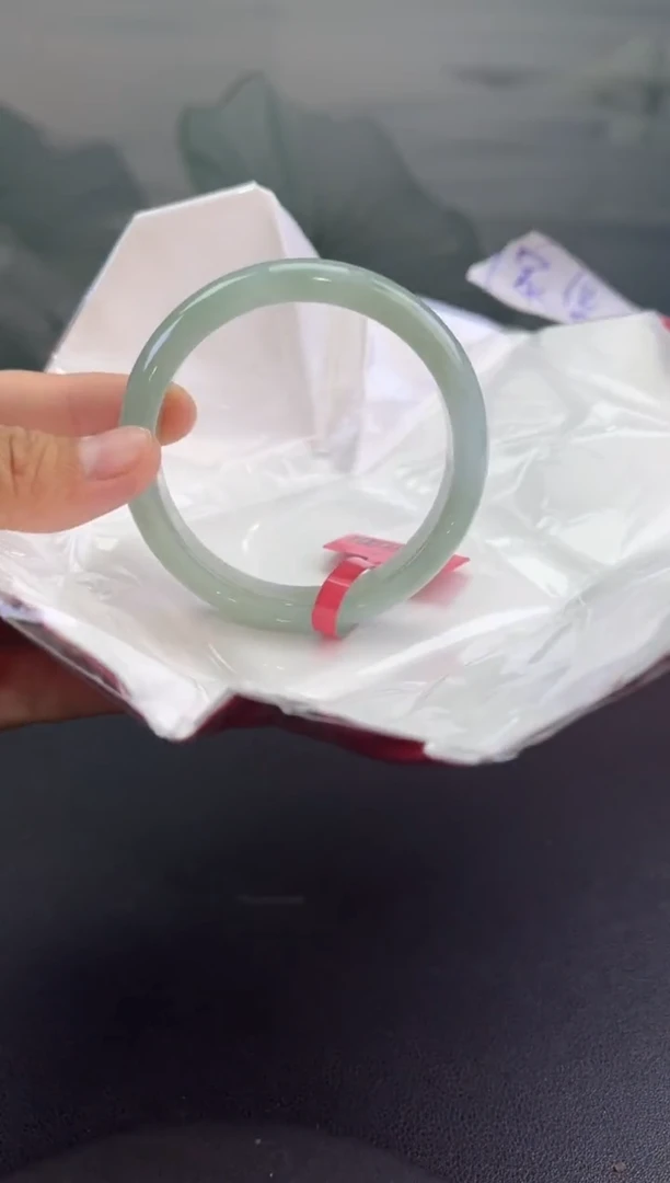 翡翠手镯未镶嵌翡翠手镯