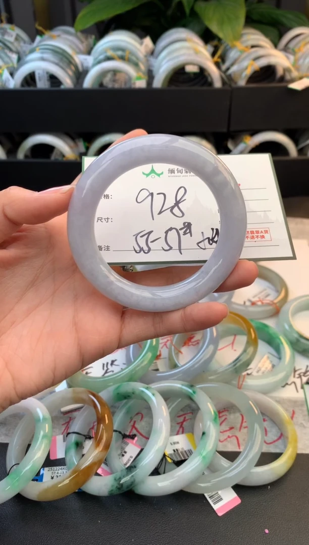 未镶嵌定制翡翠毛货需精细抛光+多人