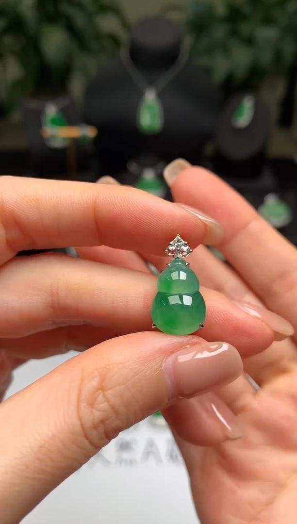 颈饰18K金镶嵌翡翠葫芦