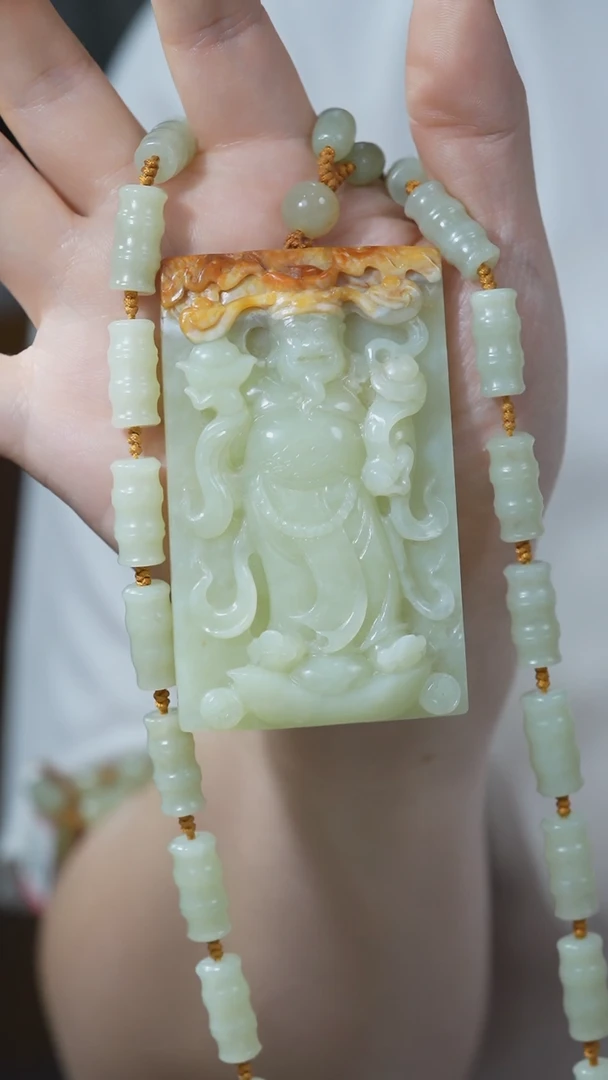 和田玉未镶嵌颈饰财神