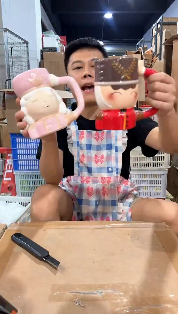 瓷片红色加粉色士兵对杯