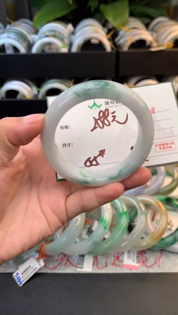 未镶嵌定制翡翠毛货需精细抛光+多人